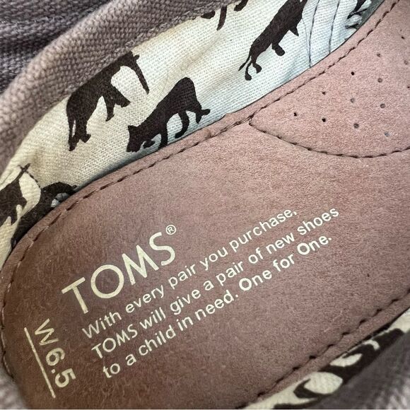 Toms Classic Slip On Canvas Shoe Canvas 6.5 (women’s) color: Ash grey/beige - Picture 11 of 12
